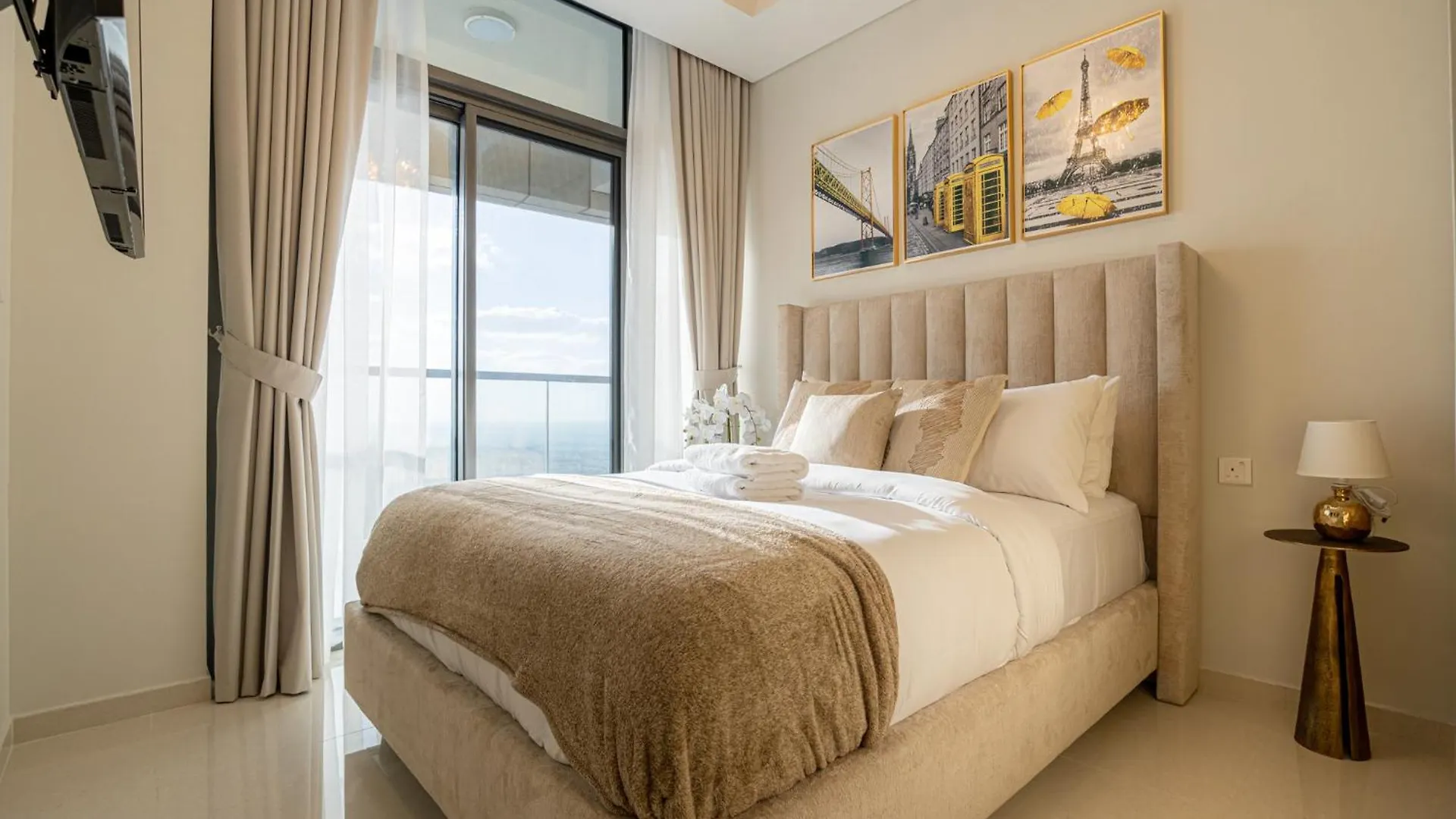 Stunning 3Br W Panoramic Views In Aykon City Dubaj